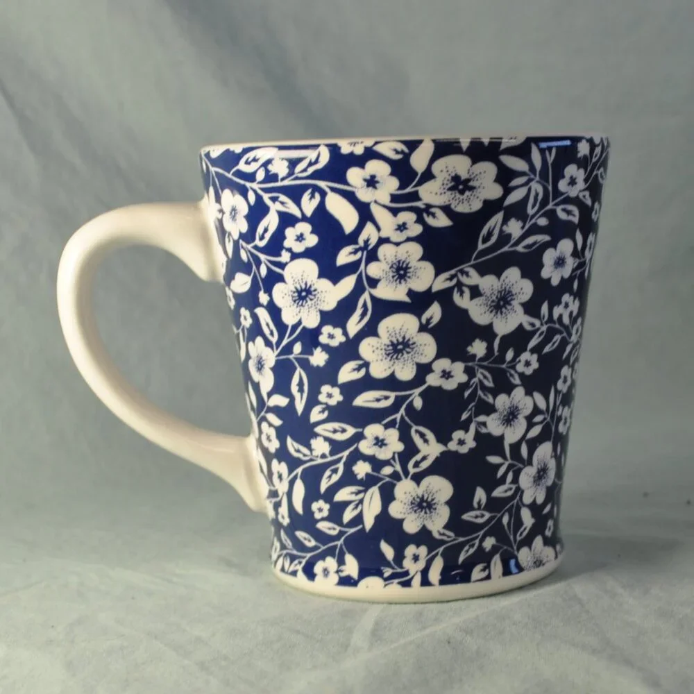 TWO 14 oz mug blue & white floral sur la table (w1261)
